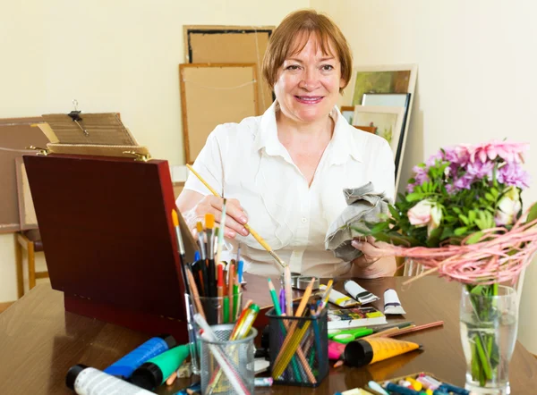 Senior woman painting picture — Stock Photo, Image