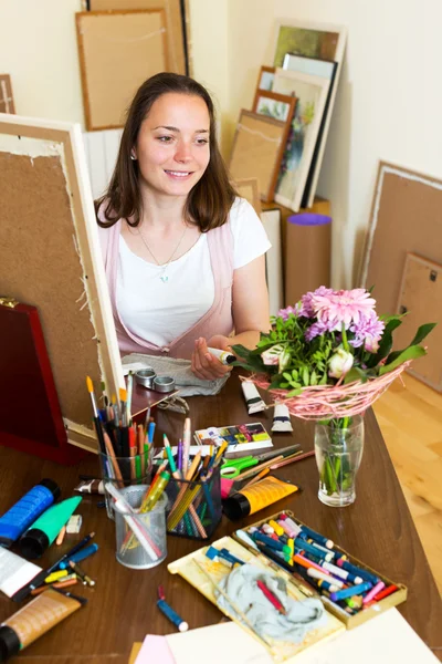 Young artist paints a picture — Stock Photo, Image