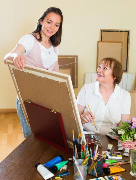 Artist draws a picture for client — Stock Photo, Image