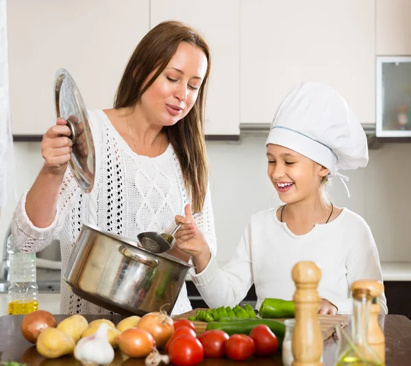 Madre e hija cocinando juntas —  Fotos de Stock