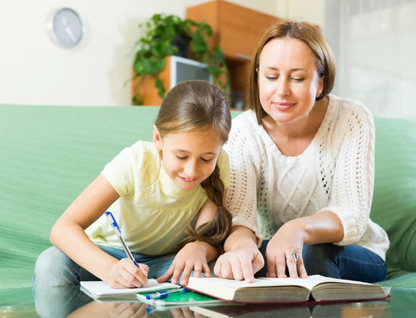 Madre con figlia che fa i compiti — Foto Stock