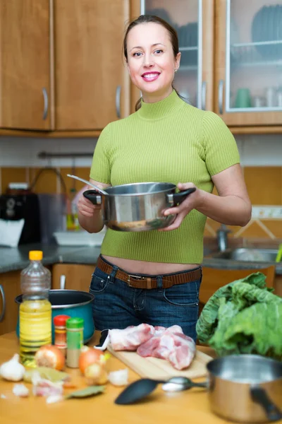 Huisvrouw koken in de keuken — Stockfoto