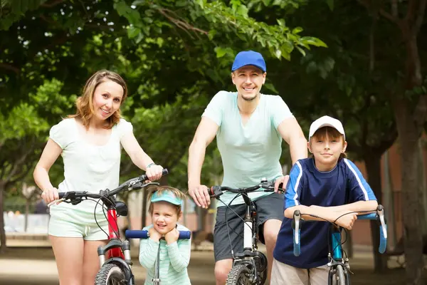 Eltern mit Kindern im Freien — Stockfoto