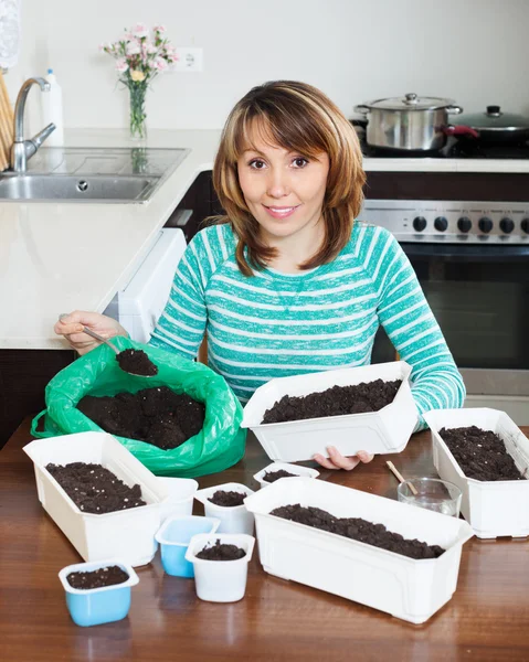 Frau macht Erde für Setzlinge — Stockfoto