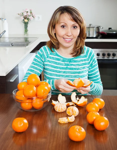 Žena jíst mandarinky — Stock fotografie