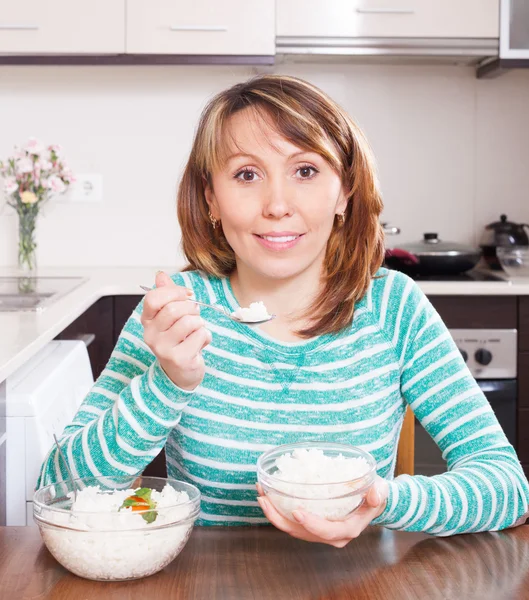 Kobieta w zieleni jedzenie ugotowanego ryżu — Zdjęcie stockowe