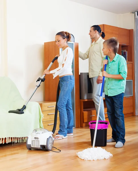 Gezin van drie huishoudelijk werk samen doen — Stockfoto