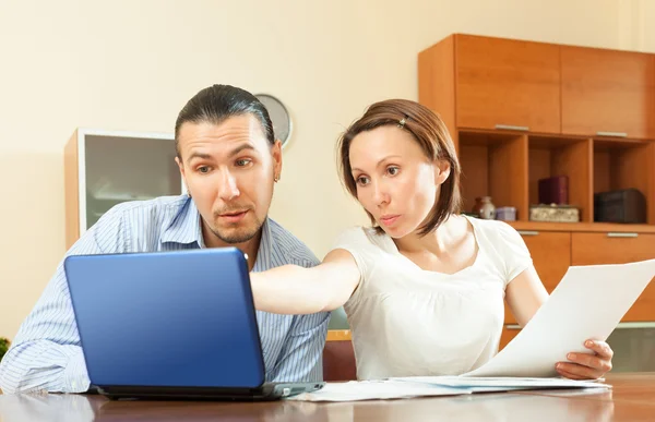 Pareja buscando documentos en el ordenador portátil —  Fotos de Stock