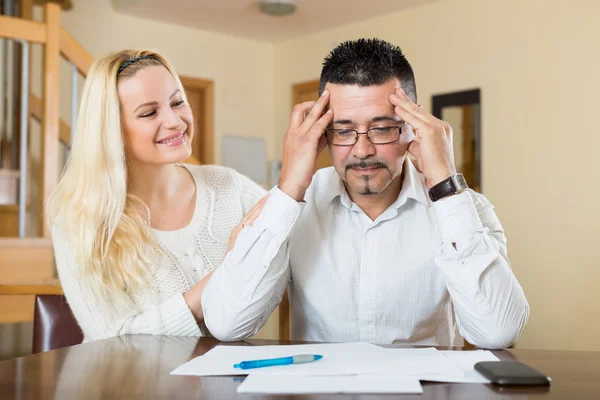 Fru tröstande oroliga make — Stockfoto