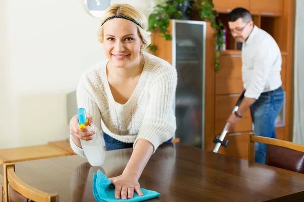 Echtgenoten afstoffen en hoovering — Stockfoto