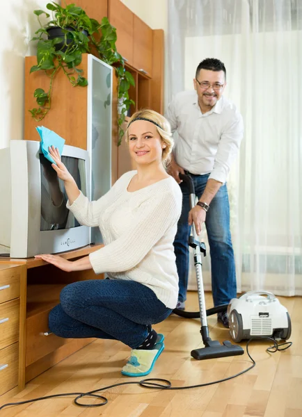 Familienpaar putzt zu Hause — Stockfoto