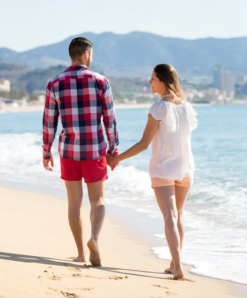 Sorrindo casal andando na praia — Fotografia de Stock
