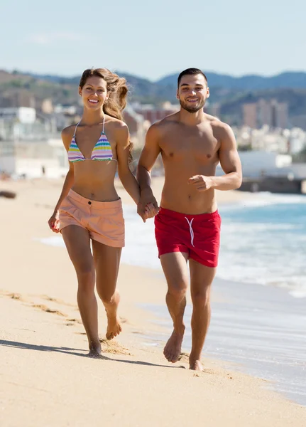 Sorrindo casal correndo — Fotografia de Stock