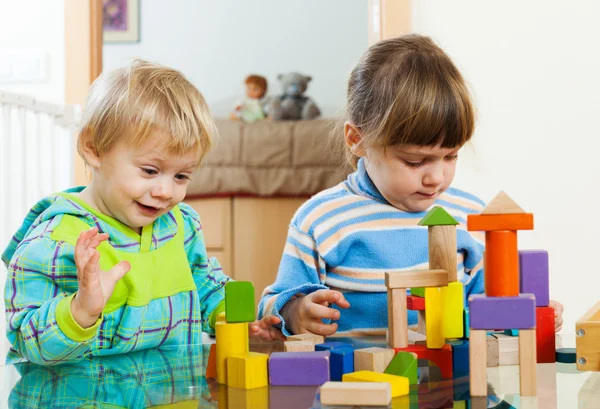 Kinderen spelen thuis Stockfoto