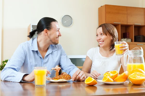 Счастливая пара завтракает Стоковое Фото