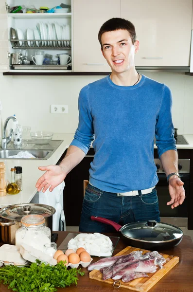 Hombre va a cocinar calamares — Foto de Stock