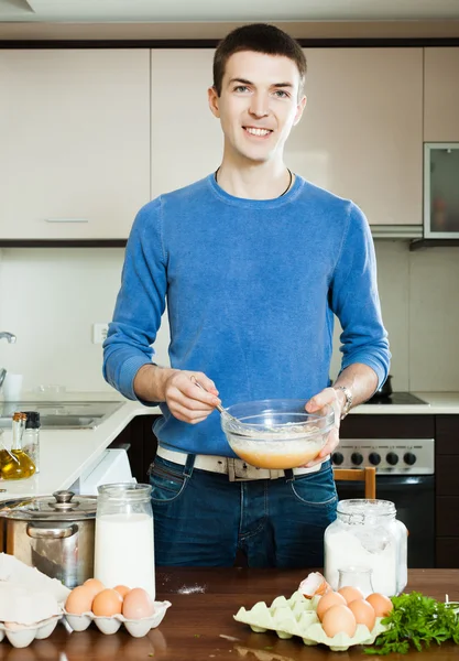 Guy cuisine omelette à la farine — Photo