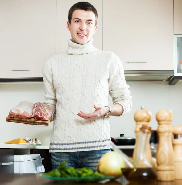 Sorridente ragazzo cucina a casa — Foto Stock