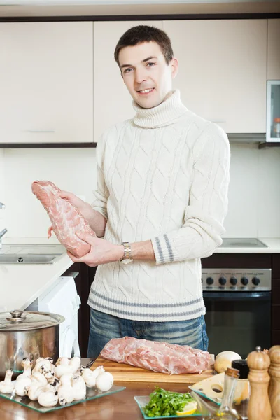 Homem cozinhar na cozinha — Fotografia de Stock