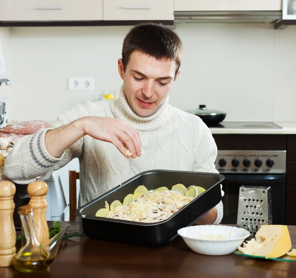 Hombre Cocinar ternera de estilo francés — Foto de Stock