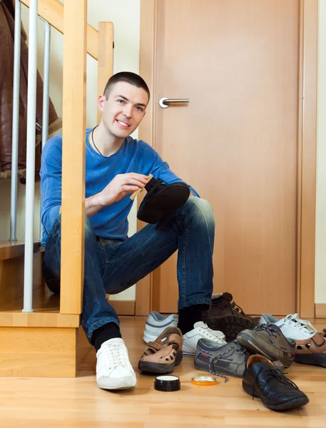 Jonge man vrouw schoonmaken van schoenen — Stockfoto