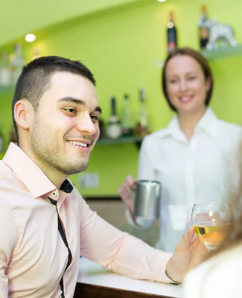 Couple with wine at bar — Stock Photo, Image