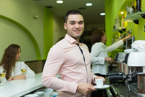 Barista fazer uma xícara de café — Fotografia de Stock