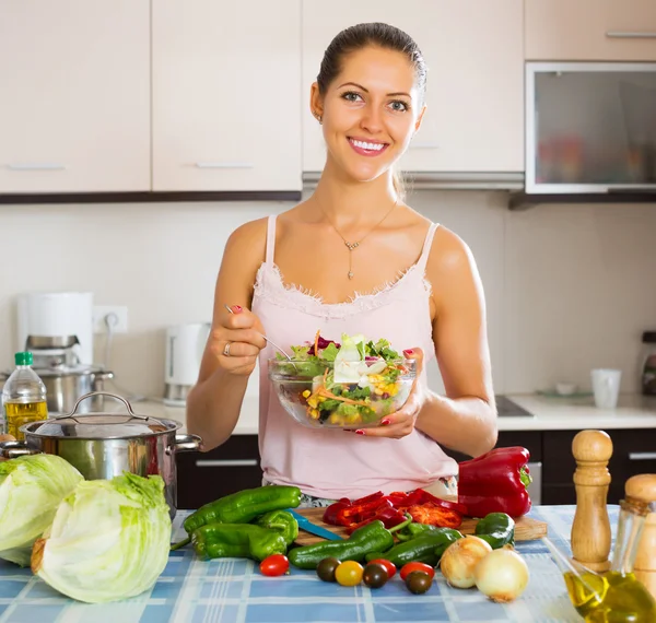 Femme appréciant la salade de légumes — Photo