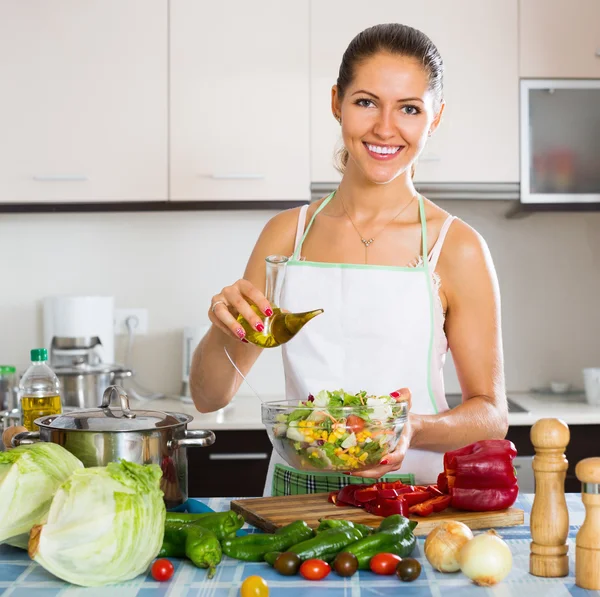 Frau steht mit Teller Salat — Stockfoto