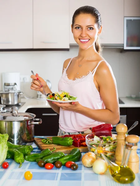 Tjej njuter grönsakssallad — Stockfoto