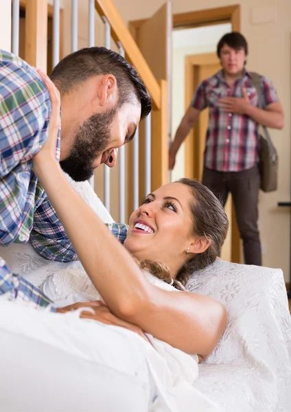 Zdenerwowany mąż obserwuje flirtującą małżonkę — Zdjęcie stockowe