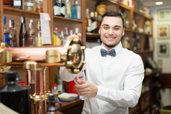 Barista maschile in un bar moderno — Foto Stock