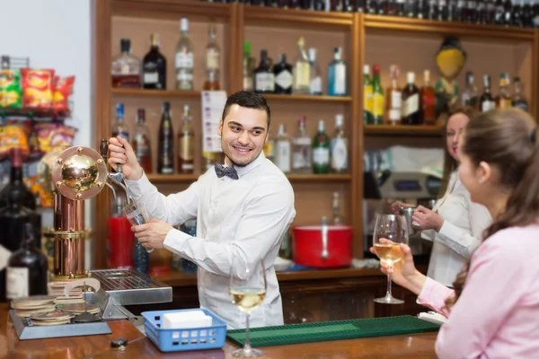 Chica coqueteando con barman en el mostrador — Foto de Stock