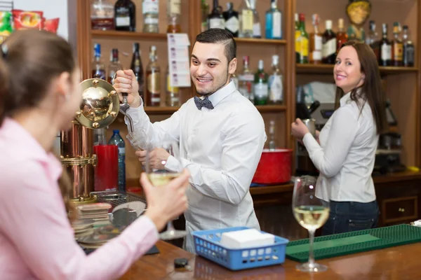 Mädchen steht mit Glas Wein an der Bar — Stockfoto