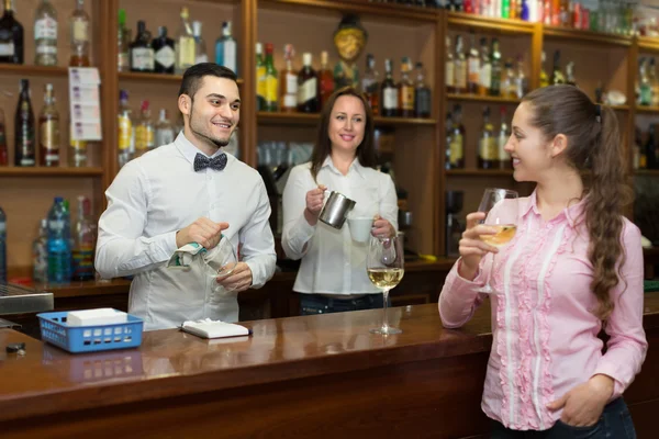 Chica de pie en el bar con copa de vino —  Fotos de Stock