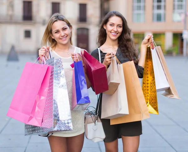 Девушки с сумками с покупками — стоковое фото