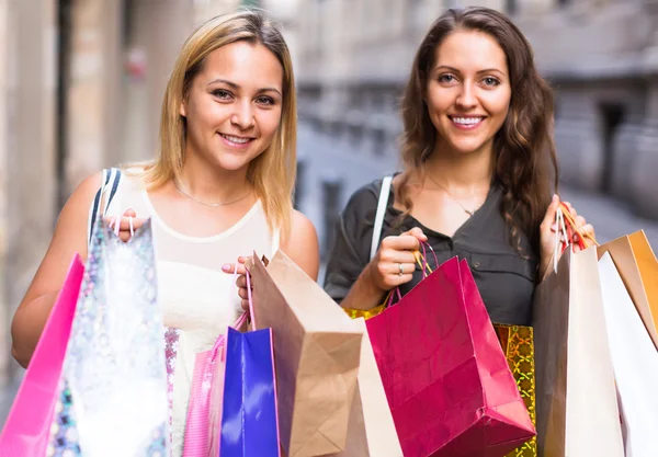 Vrouwen met boodschappentassen — Stockfoto