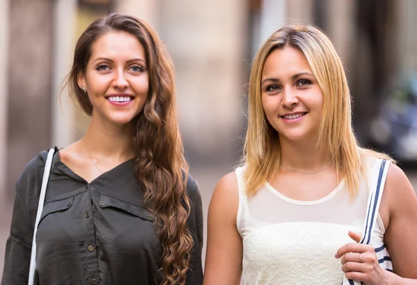 Twee vrolijke meisjes lopen in de stad — Stockfoto