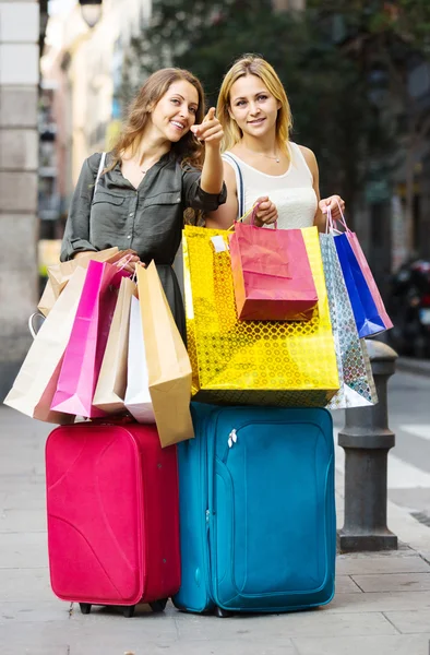 Estudantes do sexo feminino ter compras — Fotografia de Stock