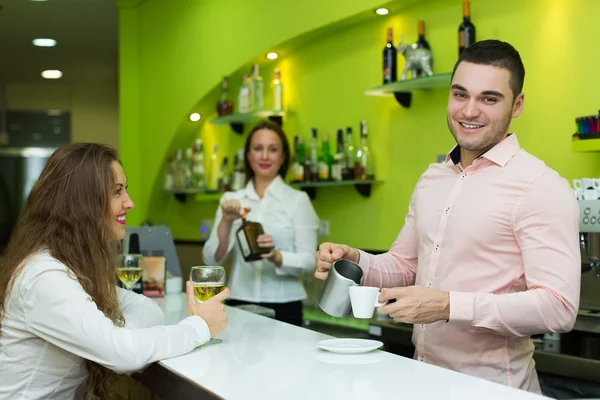 Barista maken een kopje koffie — Stockfoto