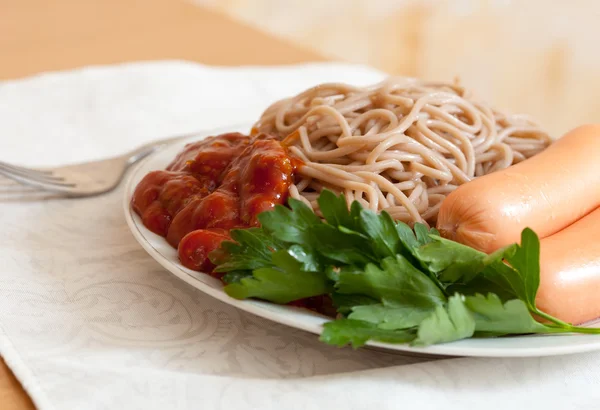 Spagetti makarna ile sosis — Stok fotoğraf