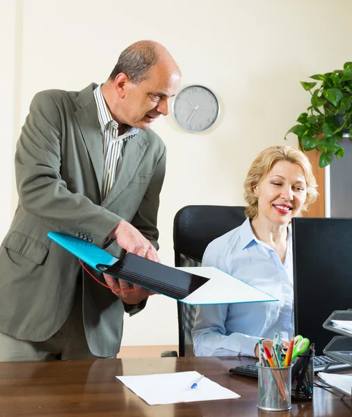Two senior colleagues in office — Stock Photo, Image