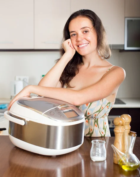 Жінка готує з домашньою мультиваркою — стокове фото