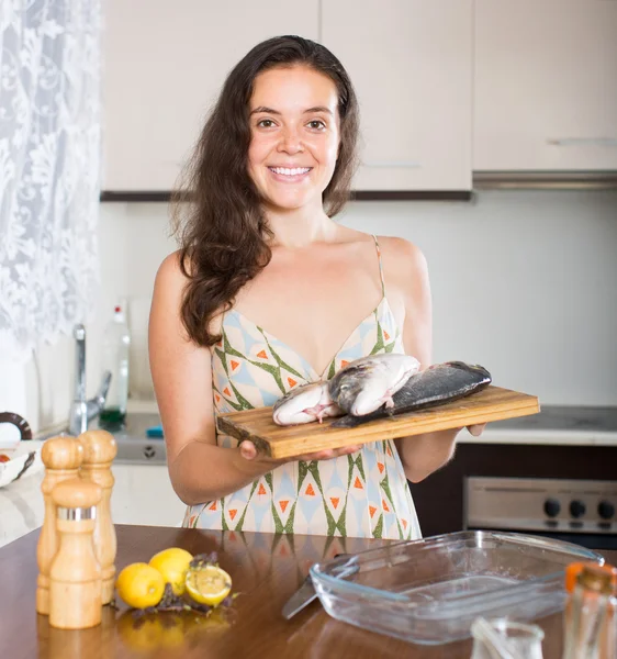 Huisvrouw koken voor fish — Stockfoto