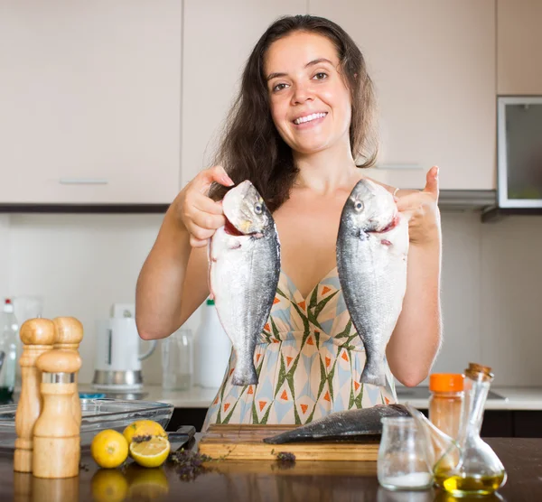 Dona de casa cozinhar peixe — Fotografia de Stock