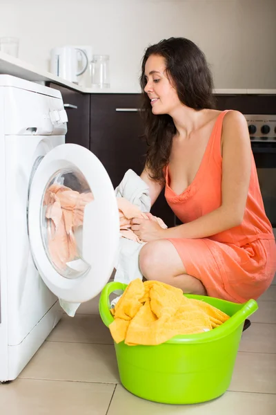 Mujer cerca de lavadora — Foto de Stock
