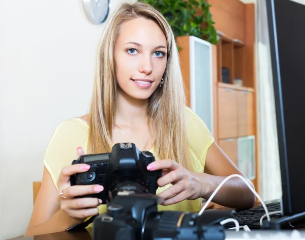 Lachende meisje werken met fotocamera — Stockfoto