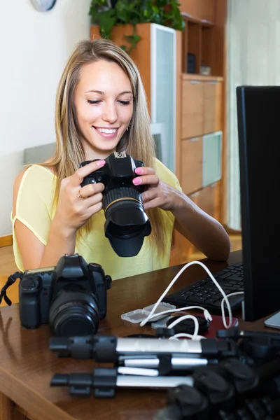 Mujer con cámara fotográfica y portátil — Foto de Stock