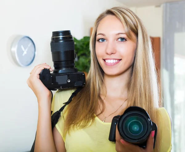 Vrouw die werkt met twee photocameras — Stockfoto