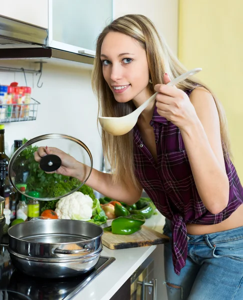 Sopa de degustación rubia — Foto de Stock